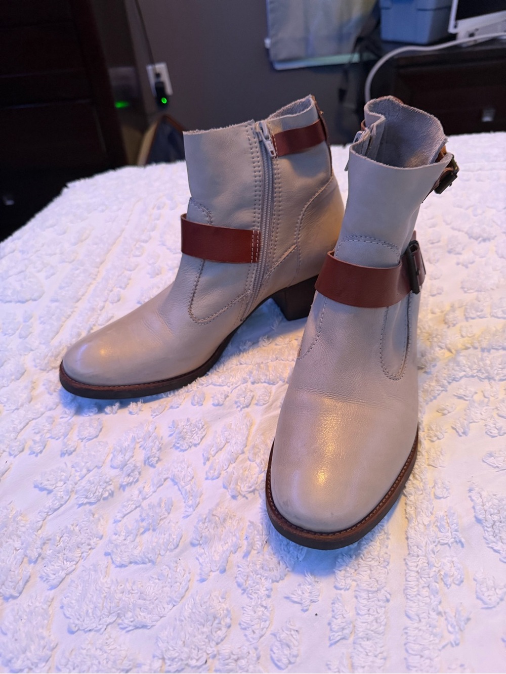 Matisse Hooper Soft Leather Ankle Boots Cream Brown Buckle  Size 9
